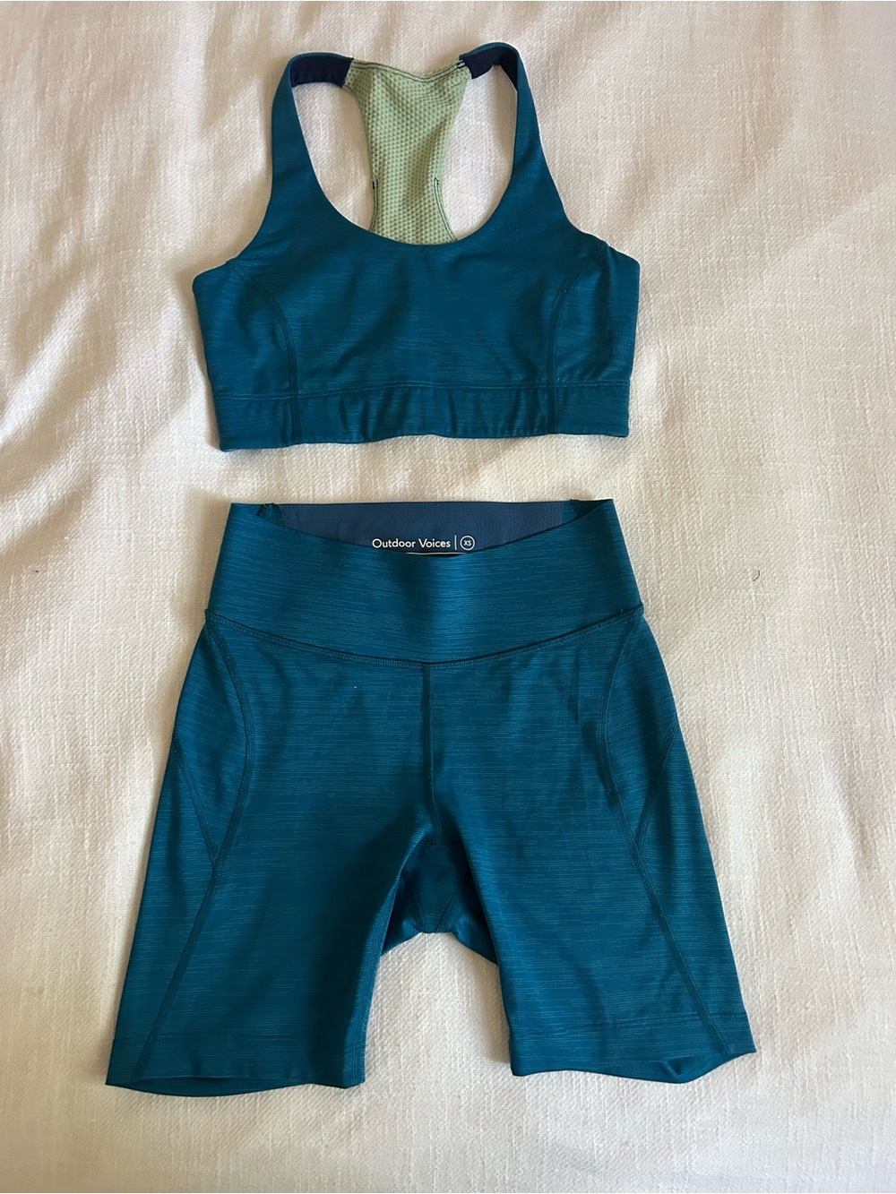 Slightly Worn Outdoor Voices Set. Size XS. Slight pilling on top (as pictured)